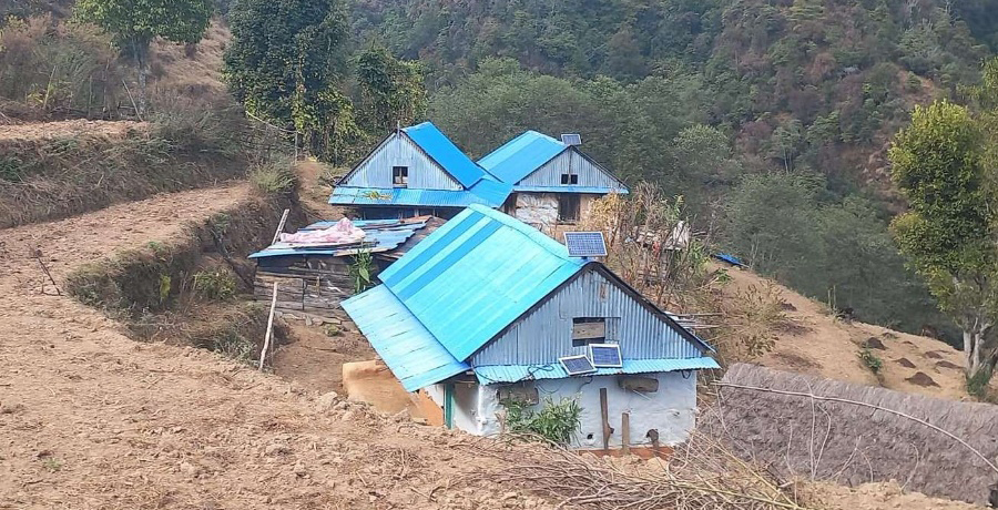 मैदानेका विद्यार्थीको पीडा: ३ घण्टा जंगलको बाटो छिचोलेर विद्यालय