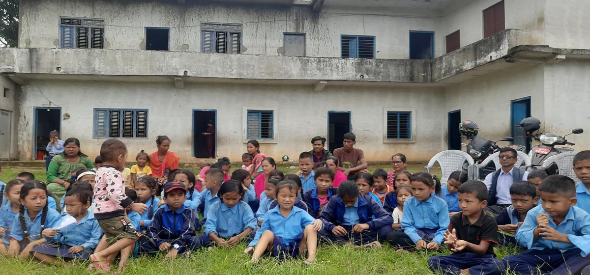 सहाराविहीन विद्यार्थी पढाइरहेका प्रअ भन्छन्, ‘बोर्ड पनि फेर्न सकिएन’